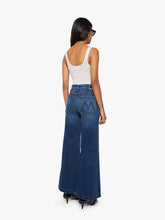 Load image into Gallery viewer, MOTHER Denim PETITES The Lil Hustler Roller Patch Pocket Sneak
