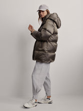 Load image into Gallery viewer, Varley Canton Down Jacket